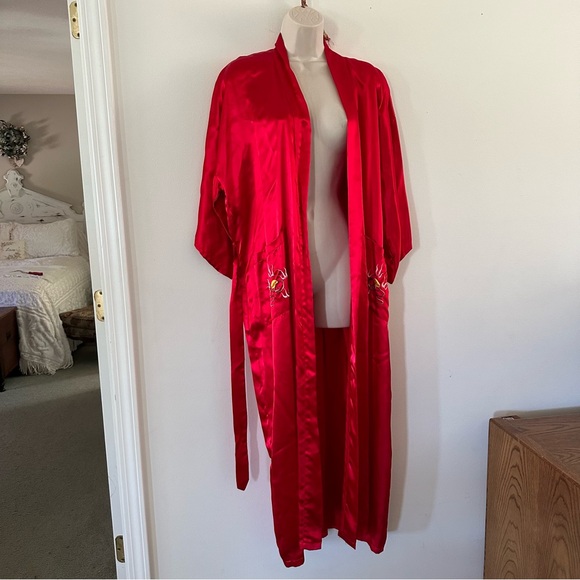 Elegant Red Satin Robe - Picture 3 of 10